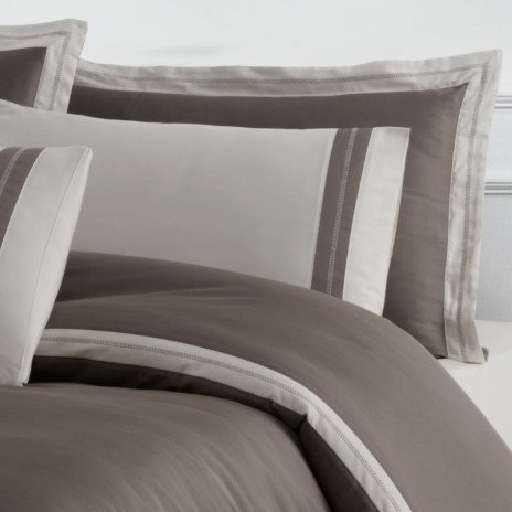 Lenjerie pat de lux Alara Maro Iron La Romano, bumbac satinat 300TC, cu broderie si contrast crem