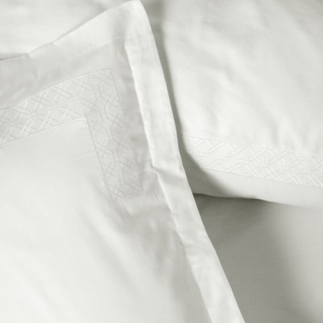Lenjerie de pat alba CottonBox Galant 200x220 cm din bumbac satinat cu broderie eleganta