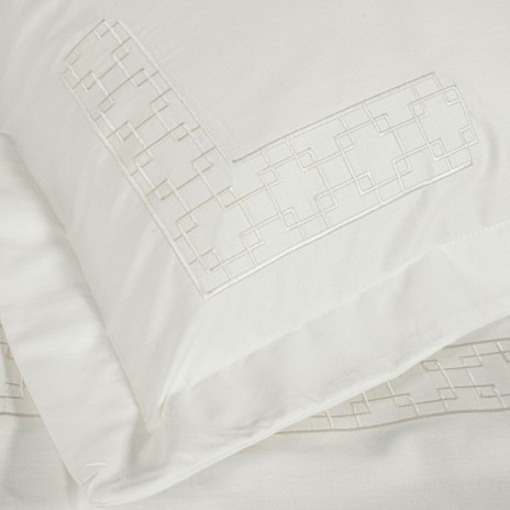 Lenjerie pat dublu bumbac satinat 100%, CottonBox Luxe Ecru cu broderie eleganta