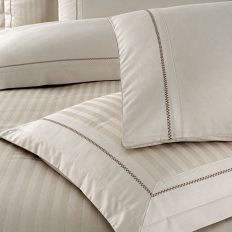 Lenjerie de pat Orcella Bej Wind La Romano, bumbac satinat 300TC, dungi discrete si borduri cu cusaturi decorative