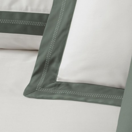 Lenjerie pat de lux Alara Crem La Romano, satin bumbac 300TC, crem cu verde si broderie decorativa