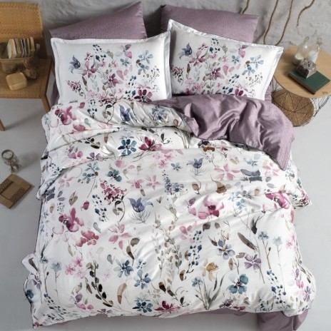 Lenjerie de pat La Romano Delcina Berry bumbac satinat 300 TC flori roz mov si bleu pe fond alb