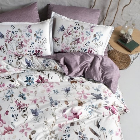 Lenjerie de pat La Romano Delcina Berry bumbac satinat 300 TC flori roz mov si bleu pe fond alb