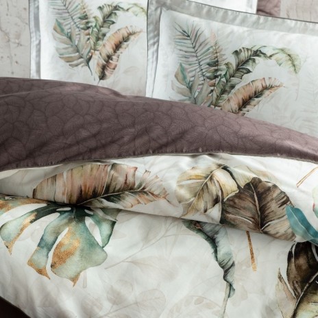 Lenjerie de pat La Romano Hira Iron bumbac satinat 300 TC frunze de palmier si monstera verde maro pe fond crem