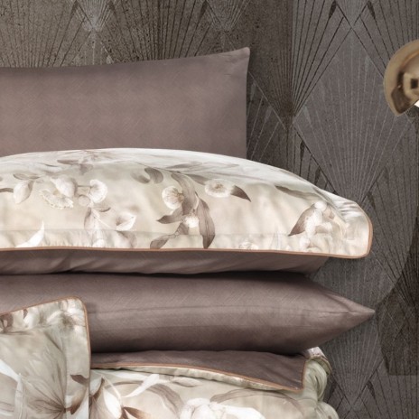 Lenjerie de pat La Romano Kiana Wooden bumbac satinat 300 TC model floral bej maro cu flori crem