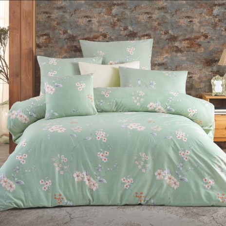 Lenjerie de pat dublu bumbac 100% ranforce Nazenin Home cu 6 piese și design floral cu flori albe și portocalii pe fundal verde pastel.