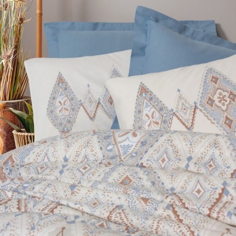 Lenjerie de pat dublu din bumbac 100% ranforce, Cotton Box Zanora, cu imprimeu geometric etnic în nuanțe de bej, maro și albastru pe fundal crem