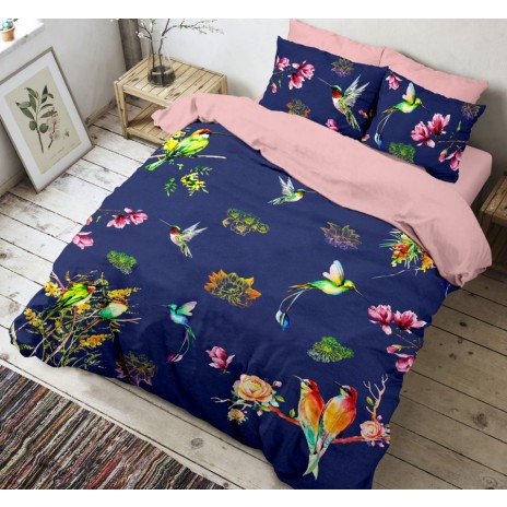 Lenjerie de pat dublu din bumbac ranforce cu model de păsări și flori colorate în nuanțe de roz, verde, galben și albastru pe fundal bleumarin