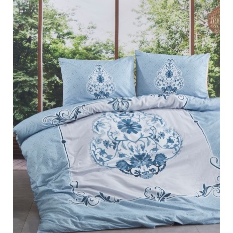 Lenjerie de pat dublu din bumbac 100% ranforce, model Club Cotton Sarai, cu motive florale și ornamentale sofisticate în nuanțe de albastru și alb.