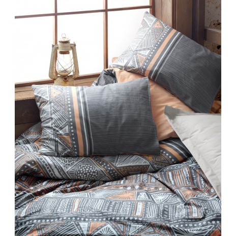 Lenjerie de pat dublu bumbac 100% Ranforce Cotton Box Adiel Grey cu design geometric etnic în nuanțe de gri, portocaliu și alb, modernă și exotică.