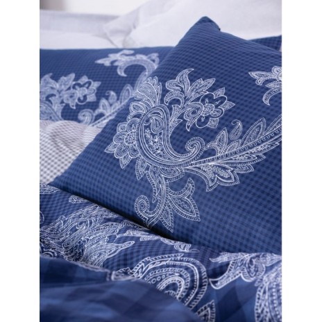 Lenjerie de pat dublu bumbac 100% ranforce Cottonbox Bitsy, design clasic floral alb pe fundal albastru închis.