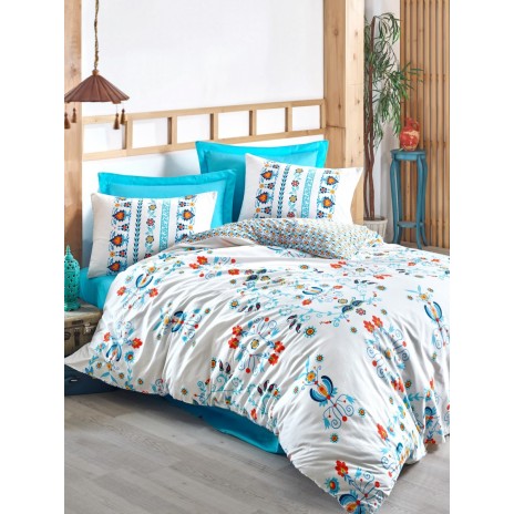 Lenjerie de pat dublu bumbac 100% Ranforce Cotton Box Cesminaz Turquoise cu design floral vibrant în nuanțe de turcoaz, roșu și portocaliu pe fundal alb, veselă și energică.
