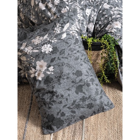 Lenjerie de pat Comely Antracit din bumbac 100% ranforce, brand Cottonbox, cu design floral în tonuri de antracit și alb, ideală pentru un decor elegant și modern.