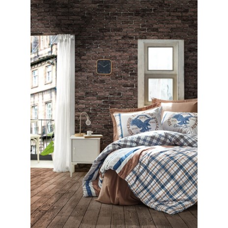 Lenjerie de pat dublu din bumbac 100% ranforce, model Cotton Box Danilo Brown, cu motive geometrice și inscripții vintage în nuanțe de maro și albastru.