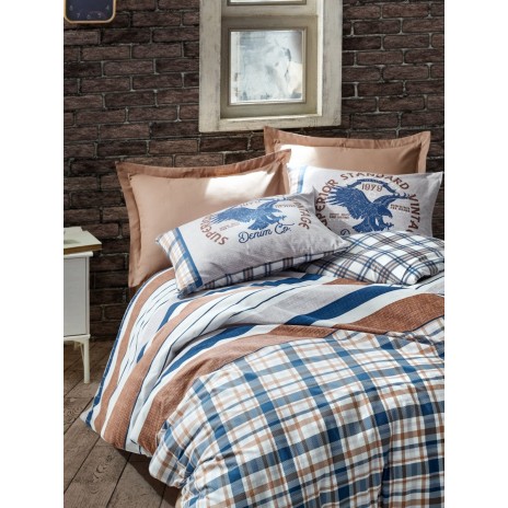 Lenjerie de pat dublu din bumbac 100% ranforce, model Cotton Box Danilo Brown, cu motive geometrice și inscripții vintage în nuanțe de maro și albastru.