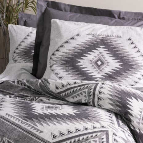 Lenjerie de pat din bumbac 100% ranforce, de la Cotton Box, model Delos Antracit, cu design geometric în alb și gri închis.