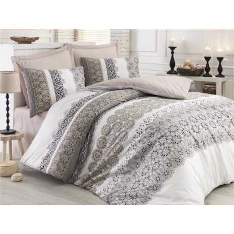 Lenjerie de pat dublu bumbac 100% Ranforce, cearșaf elastic 160x200 cm, design elegant cu motive bej și gri pe fundal alb.
