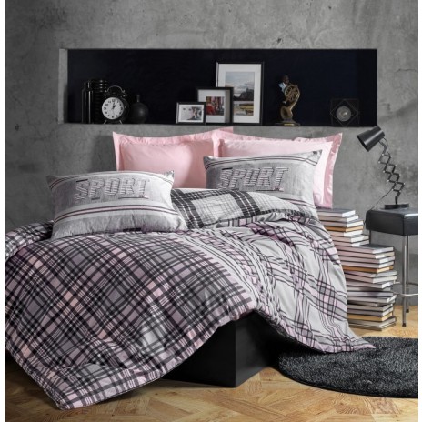 Lenjerie de pat dublu din bumbac 100% ranforce, model Cotton Box Dusty Rose Grey, cu motive geometrice și inscripții sport în nuanțe de roz prăfuit și gri.