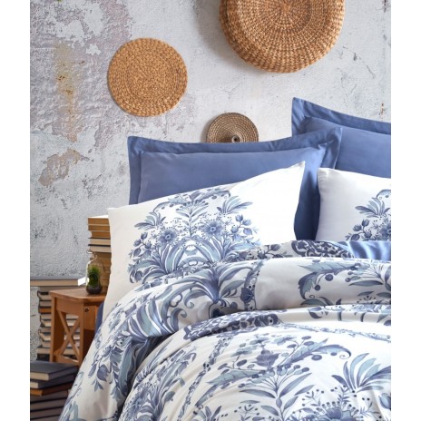 Lenjerie de pat dublu bumbac 100% Ranforce Cotton Box Egina Blue cu design floral elegant în nuanțe de albastru și alb, rafinată și liniștitoare.