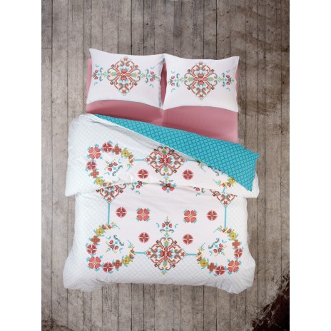 Lenjerie de pat dublu din bumbac 100% ranforce, cu design tradițional multicolor pe fond alb și roz.