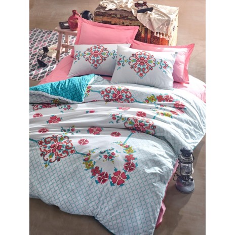 Lenjerie de pat dublu din bumbac 100% ranforce, cu design tradițional multicolor pe fond alb și roz.
