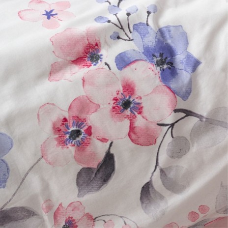 Lenjerie de pat dublu bumbac 100% ranforce Cottonbox Jayda, design floral în nuanțe de roz, alb, violet și gri.