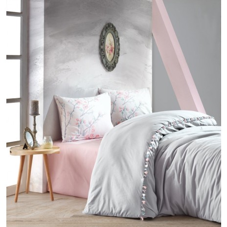 Lenjerie de pat dublu din bumbac 100% ranforce, model Cotton Box Linda Grey, cu imprimeuri florale pastelate și ciucuri eleganți în nuanțe de gri și alb.