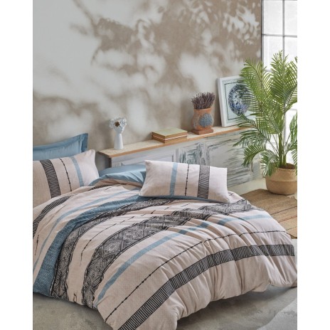 Lenjerie de pat dublu din bumbac 100% ranforce, model Misti Mint, cu design în dungi și motive geometrice în nuanțe de albastru deschis, negru și crem pe fundal crem.