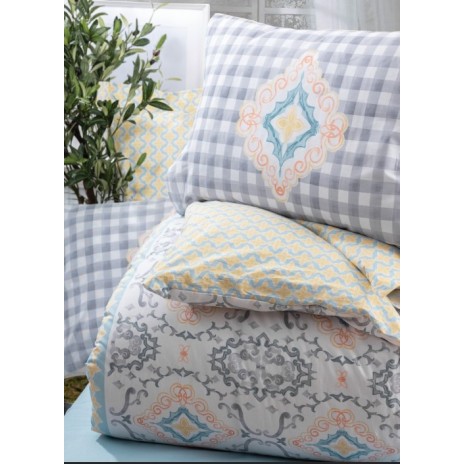 Lenjerie de pat din bumbac 100% ranforce, model Monje Blue, motive geometrice și carouri în nuanțe de albastru deschis, gri și galben