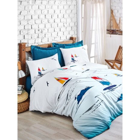 Lenjerie pat dublu bumbac 100% ranforce Cotton Box Neta Blue, design nautic în albastru și alb, cu bărci colorate.