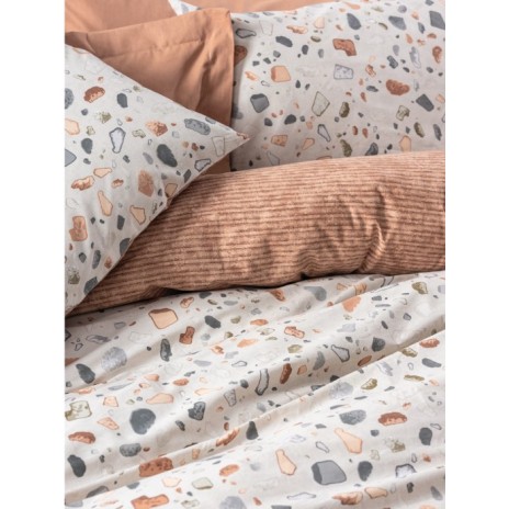 Lenjerie de pat dublu bumbac 100% ranforce Cottonbox Oniks, design abstract în nuanțe de caramel, alb, gri și portocaliu.