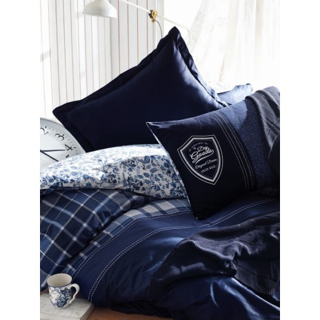 Lenjerie pat dublu bumbac 100% ranforce Cotton Box Pablo Dark Blue, design modern în carouri și dungi în albastru închis, alb și gri.