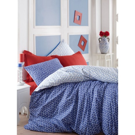 Lenjerie de pat dublu din bumbac 100% ranforce, model Cotton Box Pave Claret Red, cu motive geometrice complexe în nuanțe de roșu și albastru.