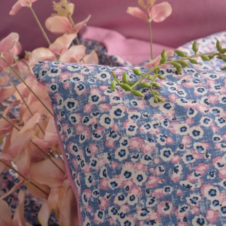 Lenjerie de pat din bumbac 100% ranforce, de la Cotton Box, model Penny Roz, cu design floral delicat în nuanțe de roz și albastru deschis.