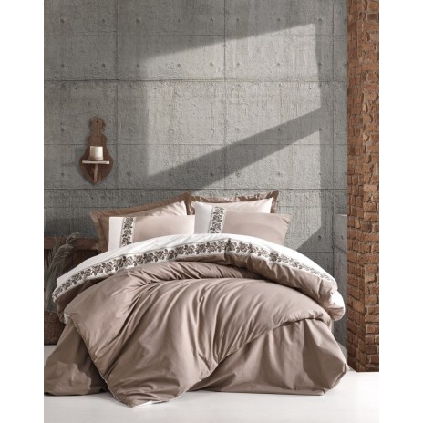 Lenjerie de pat dublu din bumbac 100% ranforce, model Cotton Box Rosinda Beige, cu borduri florale brodate în nuanțe de bej și alb.