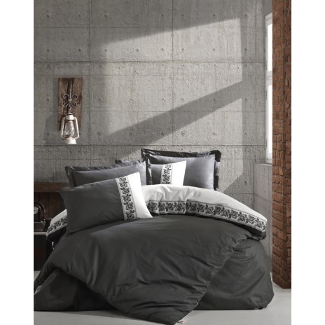 Lenjerie de pat dublu din bumbac 100% ranforce, model Cotton Box Rosinda Grey, cu borduri florale brodate în nuanțe de gri și alb.