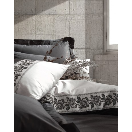 Lenjerie de pat dublu din bumbac 100% ranforce, model Cotton Box Rosinda Grey, cu borduri florale brodate în nuanțe de gri și alb.