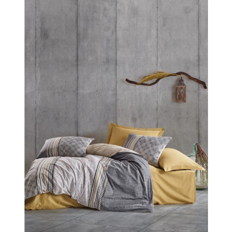 Lenjerie de pat dublu din bumbac 100% ranforce, model Nedra Beige, cu design în dungi și motive geometrice în nuanțe de gri, bej și galben pe fundal bej.