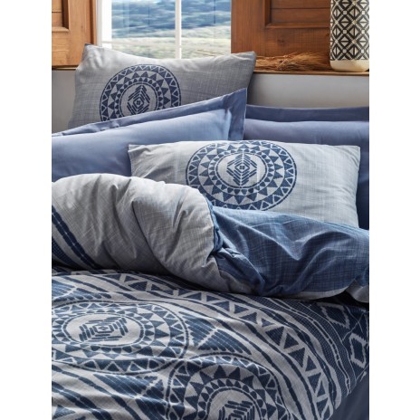 Lenjerie de pat dublu din bumbac 100% ranforce, model Norvin Indigo, cu design în dungi și motive geometrice albastre și albe pe fundal albastru.