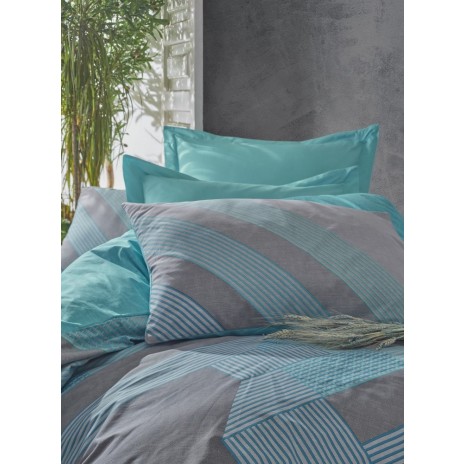 Lenjerie de pat dublu din bumbac 100% ranforce, model River Turcoaz, cu design geometric în nuanțe de turcoaz și gri pe fundal gri.