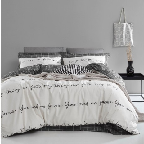 Lenjerie de pat Print Cream din bumbac 100% ranforce, brand Enlora Home, cu design modern în carouri gri și imprimeu text negru pe fundal crem