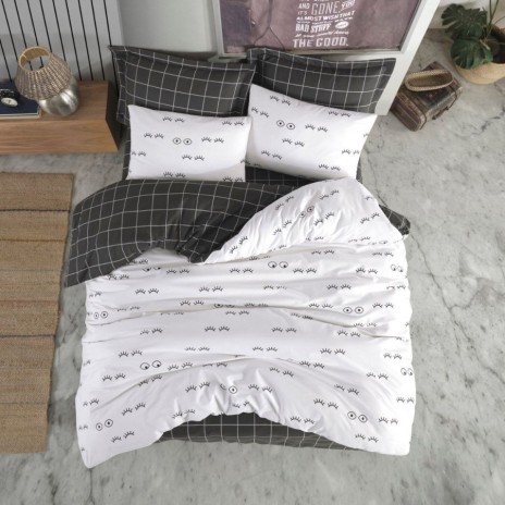 Lenjerie pat Wimper White bumbac ranforce, design modern cu ochi și gene negre pe fundal alb, veselie și contemporaneitate.