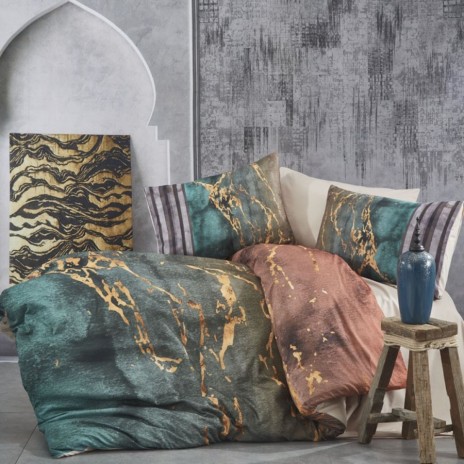 Lenjerie de pat dublu din bumbac 100% ranforce, model Sasa, cu imprimeu marmură verde și accente aurii pentru un decor elegant.