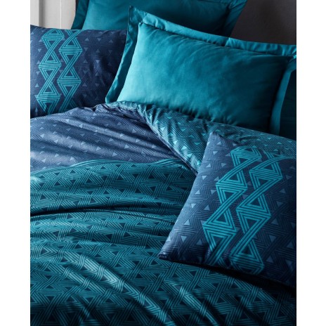 Lenjerie de pat dublu din bumbac 100% ranforce, model Amari Petrol, cu design geometric în nuanțe de albastru petrol și turcoaz pe fundal albastru petrol.