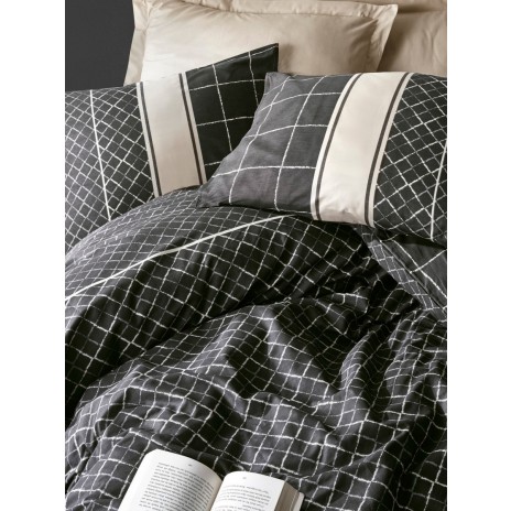 Lenjerie de pat dublu din bumbac 100% ranforce, model Antre Beige, cu design în carouri albe și negre pe fundal negru.