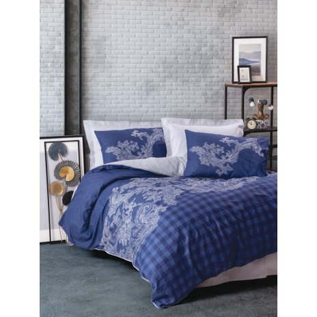 Lenjerie de pat dublu bumbac 100% ranforce Cottonbox Bitsy, design clasic floral alb pe fundal albastru închis.