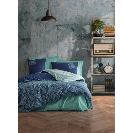 Lenjerie de pat dublu din bumbac 100% ranforce, model Cadee Mint, cu design floral și geometric în nuanțe de albastru marin și mentă pe fundal albastru.