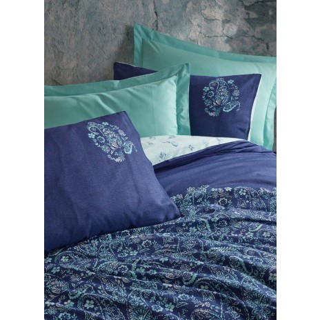 Lenjerie de pat dublu din bumbac 100% ranforce, model Cadee Mint, cu design floral și geometric în nuanțe de albastru marin și mentă pe fundal albastru.