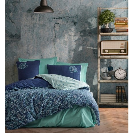 Lenjerie de pat dublu din bumbac 100% ranforce, model Cadee Mint, cu design floral și geometric în nuanțe de albastru marin și mentă pe fundal albastru.