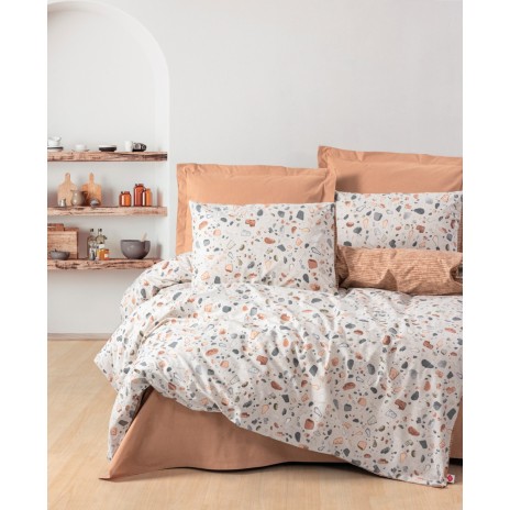 Lenjerie de pat dublu bumbac 100% ranforce Cottonbox Oniks, design abstract în nuanțe de caramel, alb, gri și portocaliu.